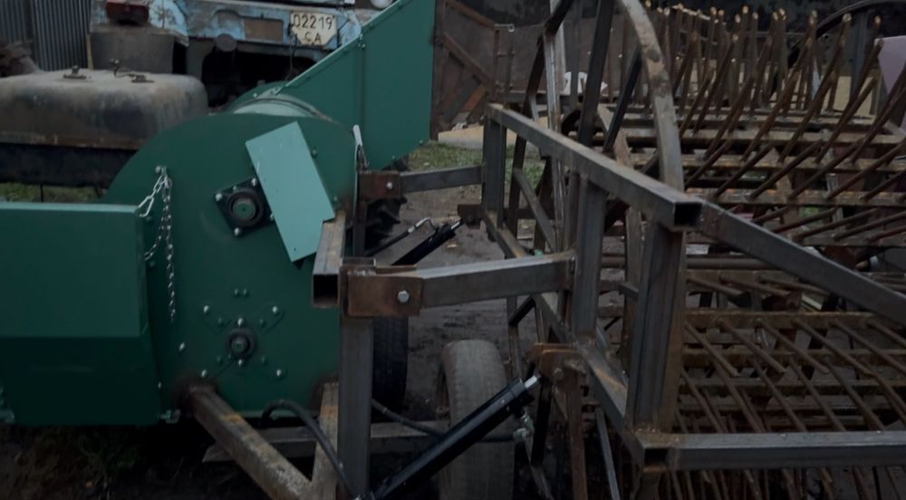 Гарбузовий комбайн з підборщиком