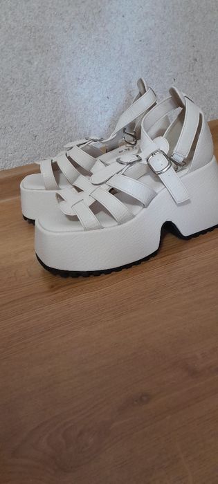 Продам  босоніжки