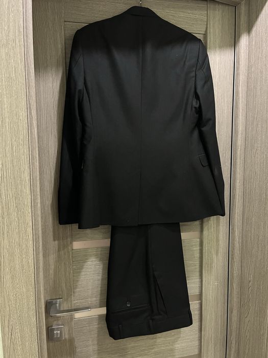 Чоловічий діловий костюм