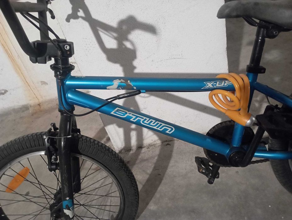 Bicicleta BMX  com peseiras tem algum desgaste nos punhos, pneus novos