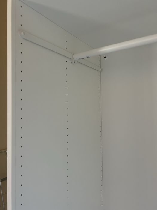 Roupeiro IKEA PAX com cestas de rede
