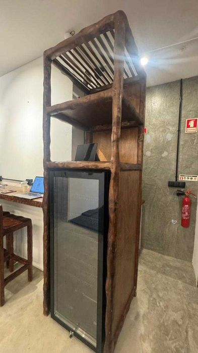 Armário para máquina de vendas em madeira rústica