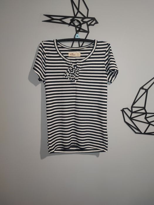 Pasiasta koszulka z wiązaniem w dekolcie Hollister XS