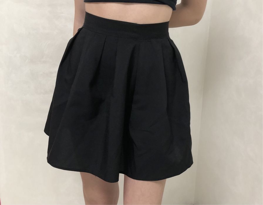 Чорна спідничка