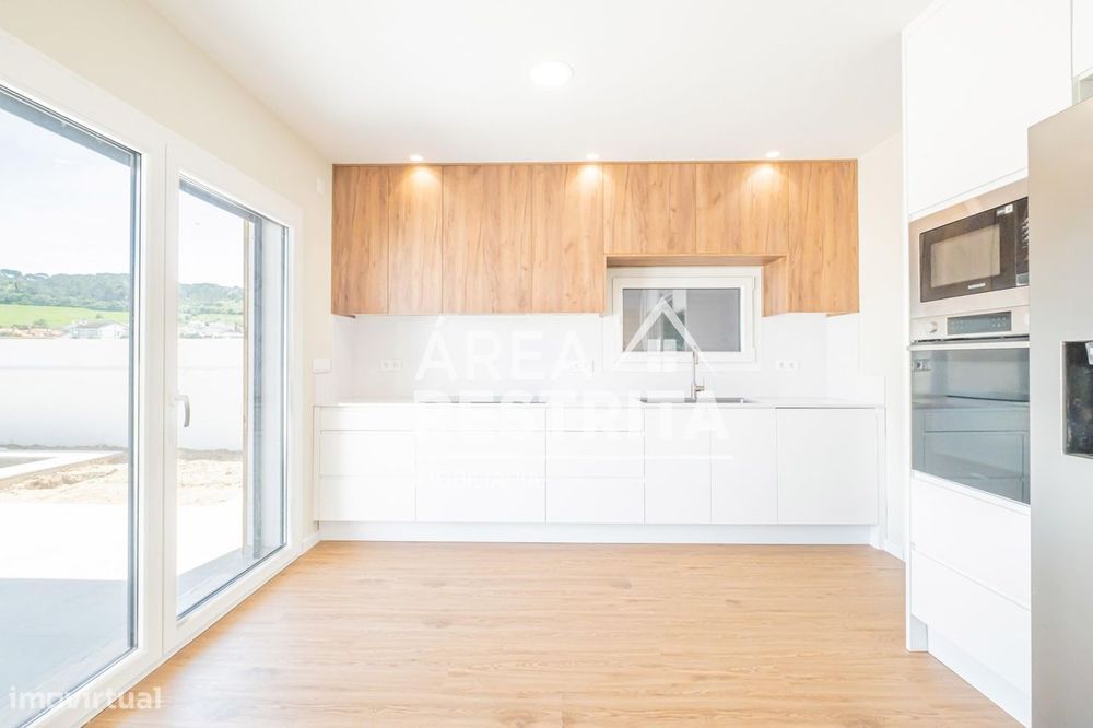 Moradia T4 Isolada com Piscina, Suite e Garagem  em Azeitão