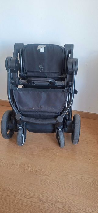 Carinho de passeio e almofada de amamentação