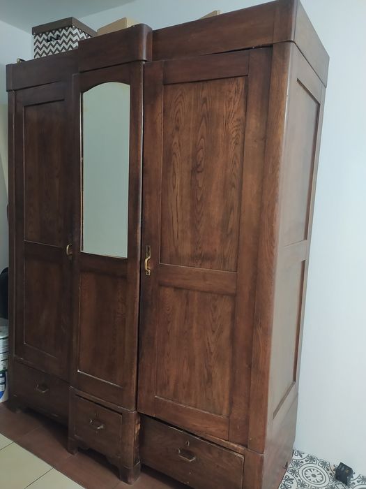 Duża drewniana szafa