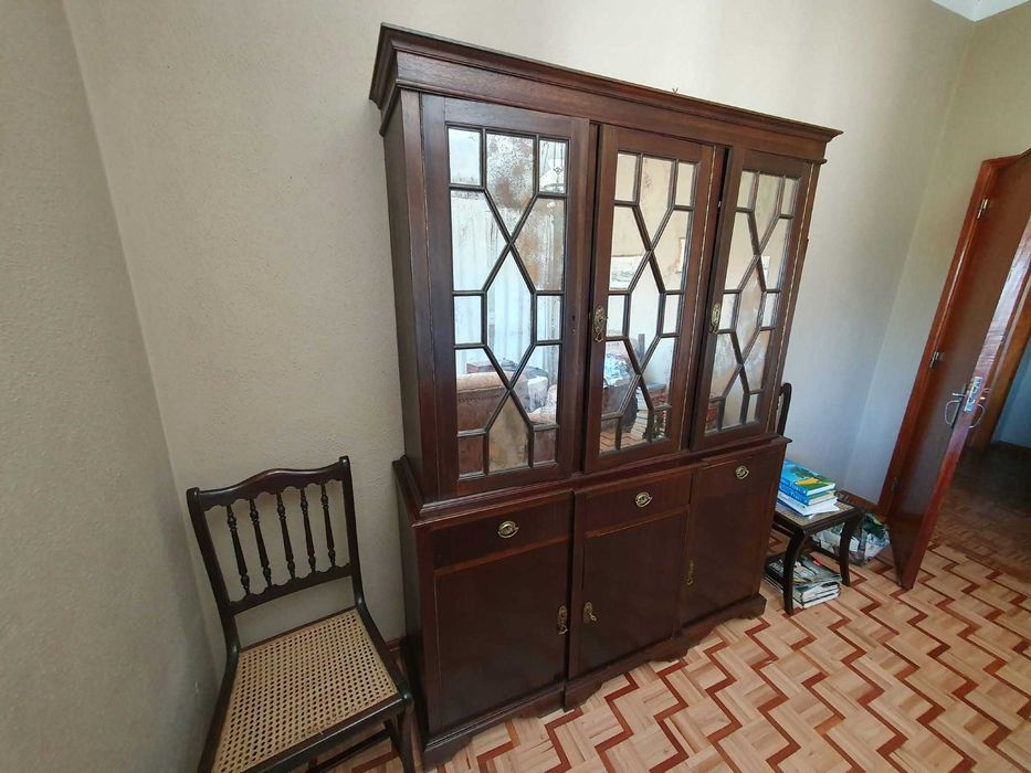 Conjunto de móveis antigos