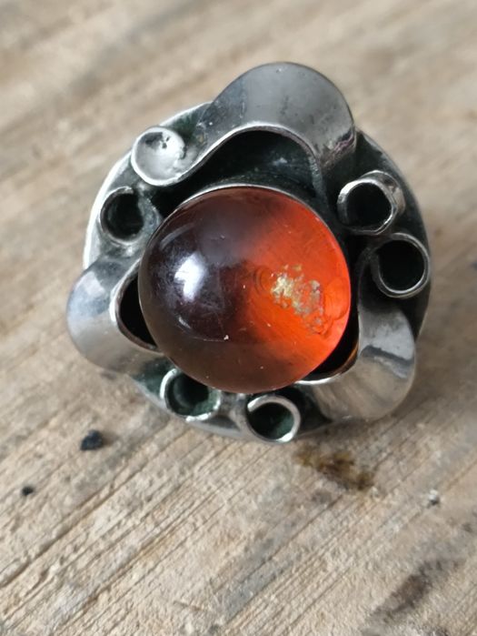 Stary metalowy pierścionek z bursztynowym oczkiem,uszkodzony. Vintage