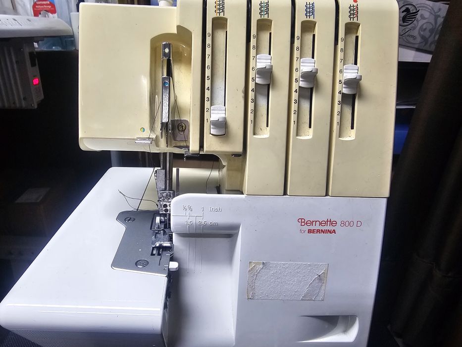 Maquina de cose e corte em muito bom estado