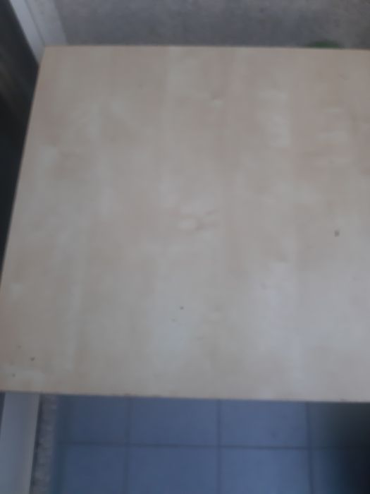 Mesa de apoio em bege