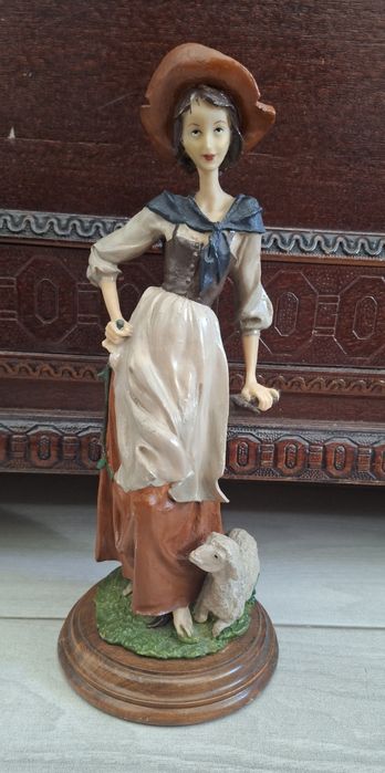 Estatueta Mulher com Ovelha