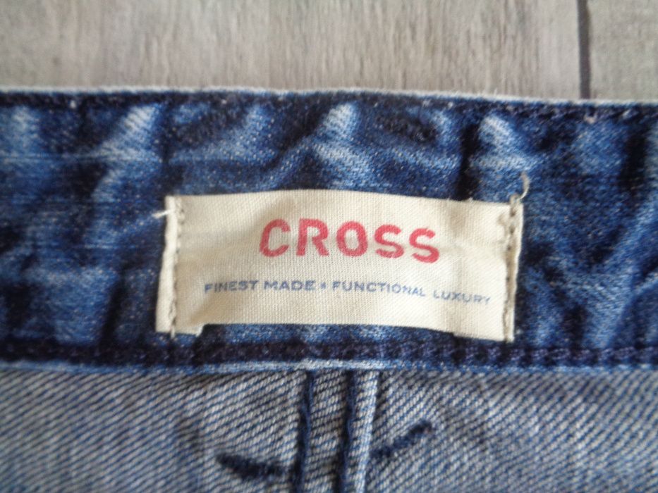 Krótkie spodenki męskie CROSS roz. 38