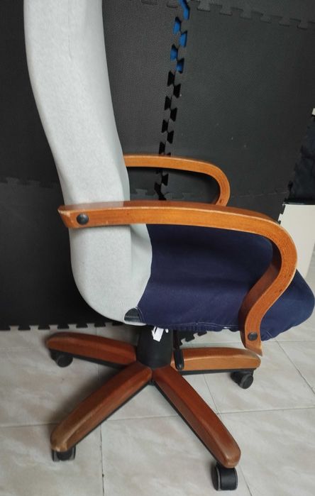Cadeira escritório com braços em madeira