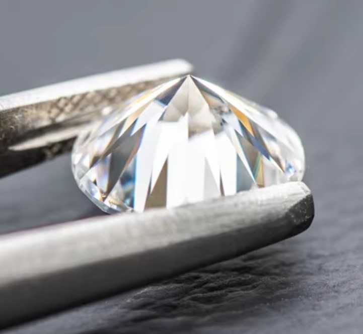 Moissanit 8mm (2ct) idealny zamiennik diamentu