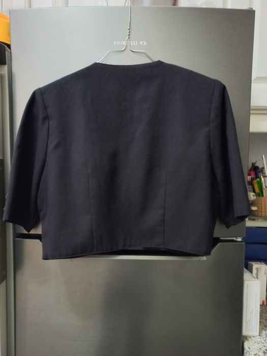 Bolero preto de manga curta