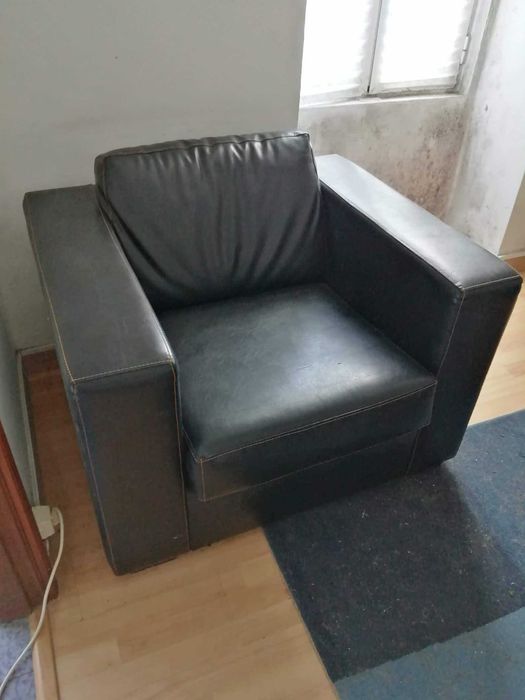 sofá em pele preta
