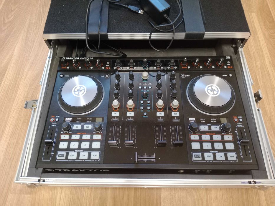 DJ Traktor S4 MK2  e  Case