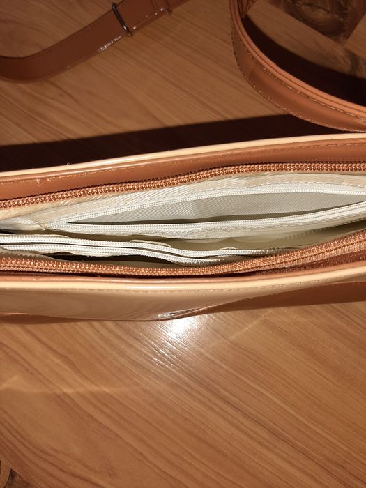 Продам сумочку из лаковой кожи