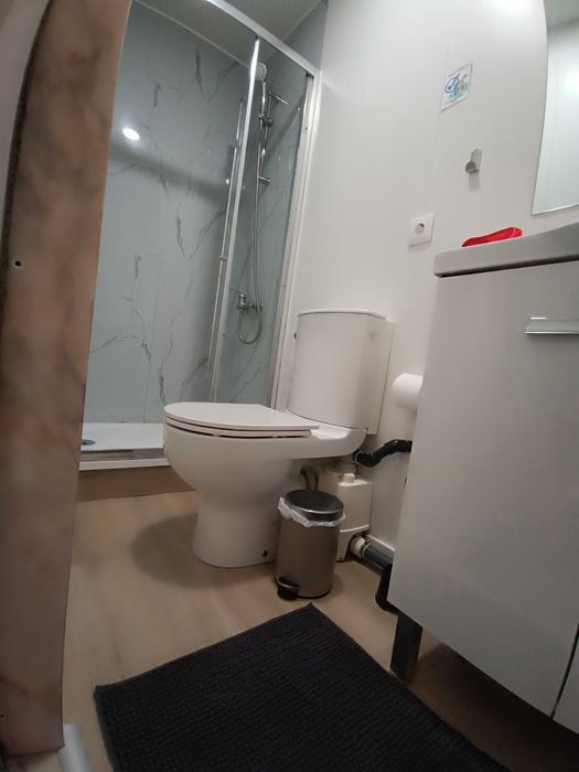 Quarto Suíte de Casal Totalmente mobilado e com Marquise em Alhos Vedros - Moita - a 6 minutos da estação de comboios