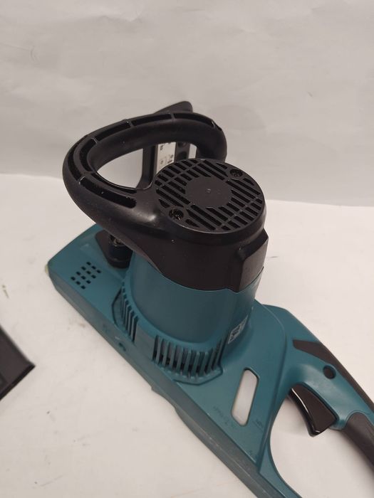 OUTLET Piła łańcuchowa Makita 1800 W / 2,34 KM