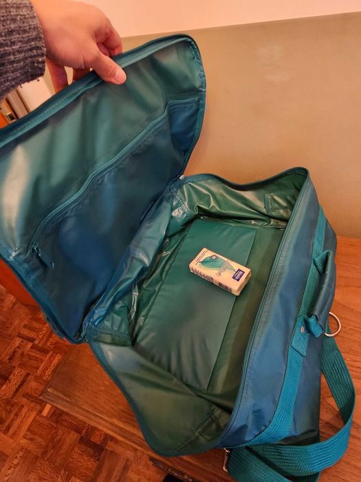 9 malas de viagem. Capas de portátil, estojos pequenos...