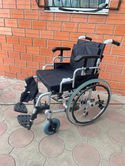 Инвалидное кресло каталка , Wheelchair KY956LAQ-46 . 
Фирменная облегч
