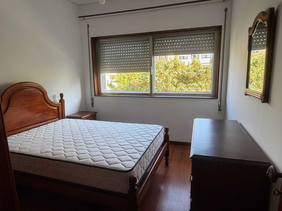Arrenda-se T2+1, com garagem individual e fechada.