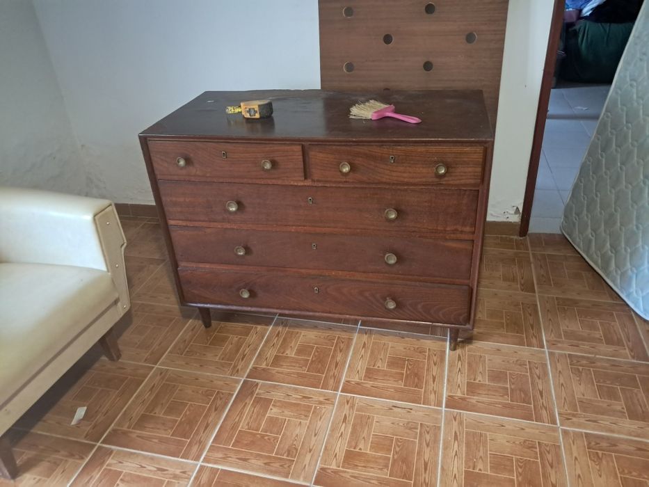 Cómoda madeira com cinco gavetas