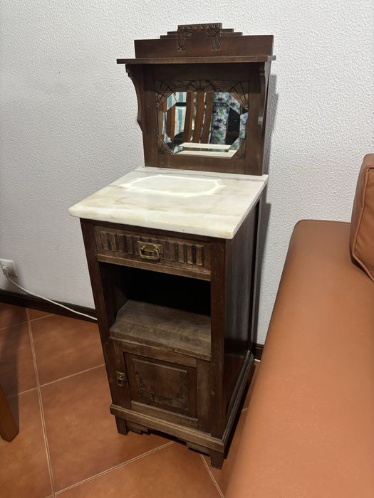 Mesa de cabeceira antiga com espelho