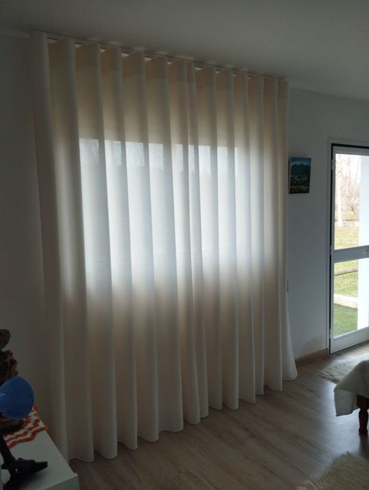 Alugo quarto , com acesso independente.