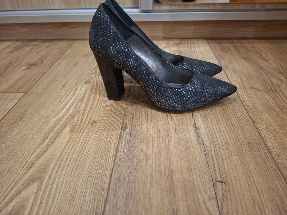 Czarnym buty na słupku 37