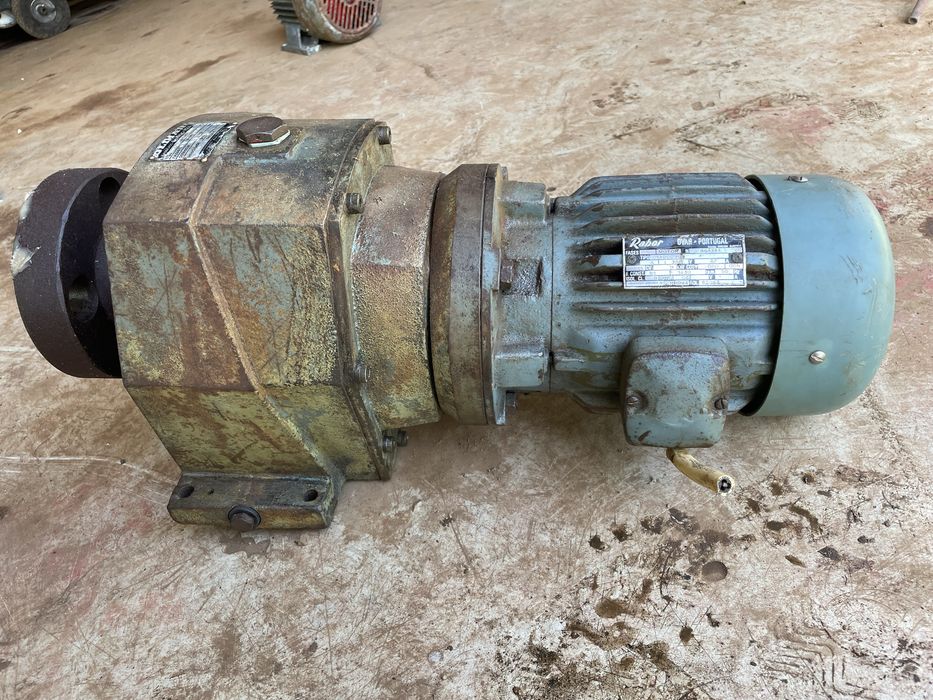 2 motores trifásicos 2cv e 1,5cv + caixa desmultiplicadora