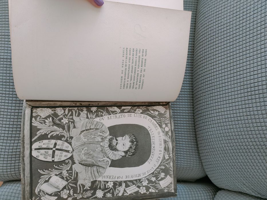 Livro "Os Lusíadas" de Luís Vaz de Camões