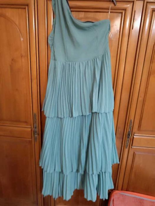 Vestido de cerimónia com pregas. Novo sem etiqueta