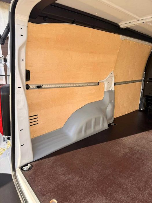 Toyota Proace XL Zabudowa przestrzeni ładunkowej w standardzie