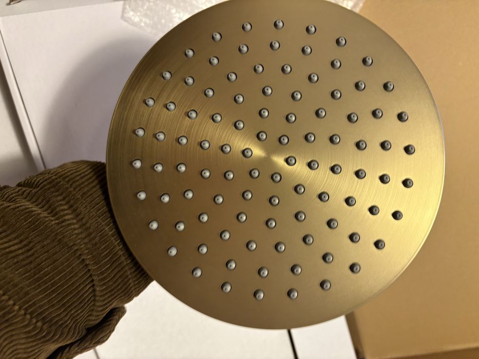 Coluna de chuveiro dourado escovado