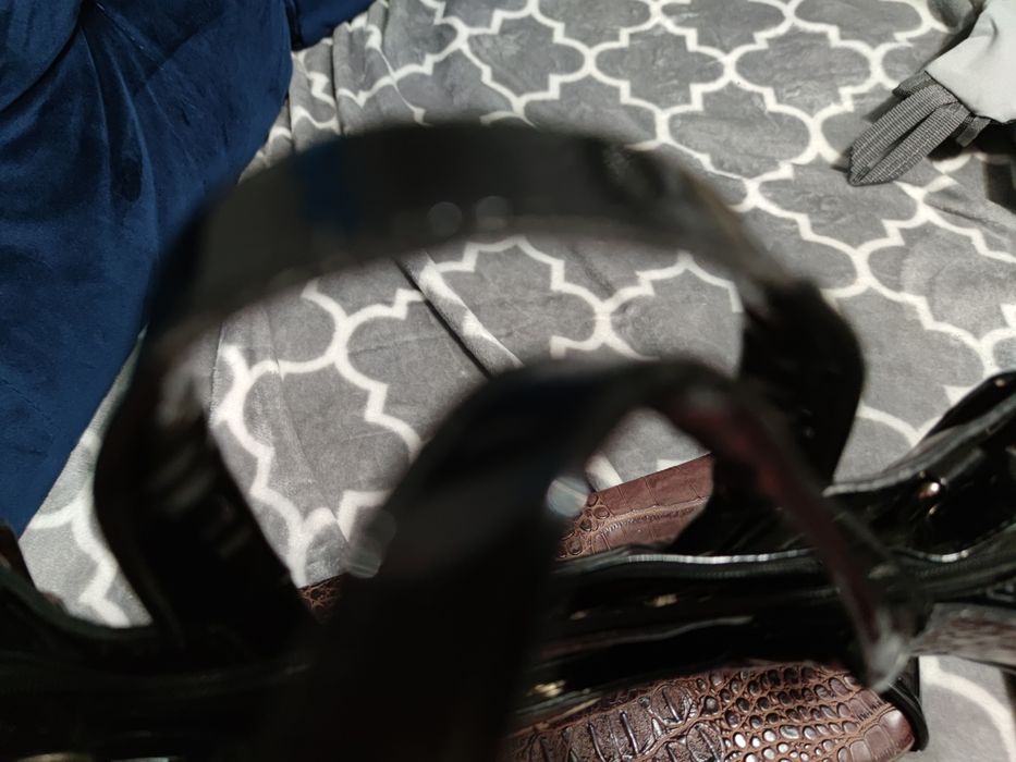 Torebka do ręki. Eko skóra lakierowana. Czarna i wzór skóry krokodyla