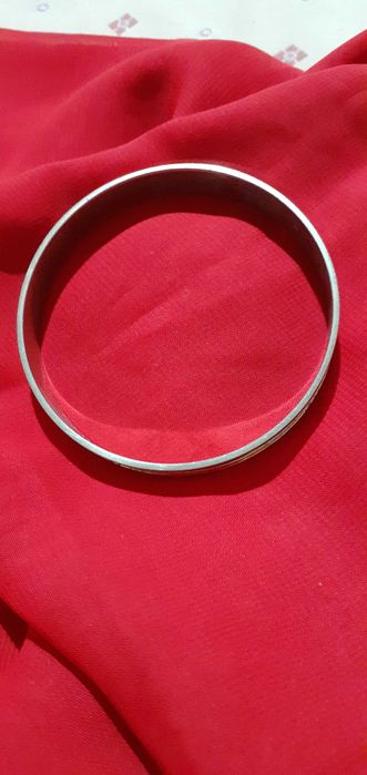 Pulseira dourada e prateada