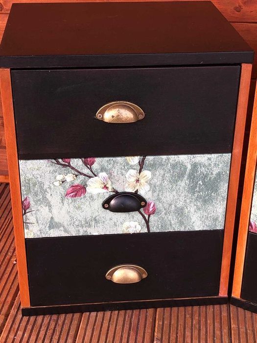 Duas mesas de cabeceira em tons de preto, madeira e papel fantasia