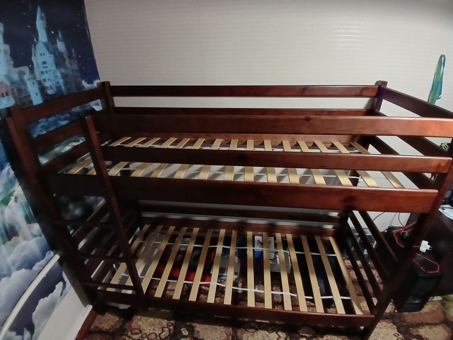 Двохярусне дитяче дерев'яне ліжко