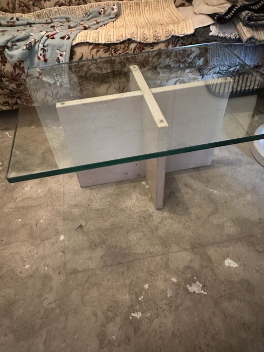 Mesa de sala com base de vidro