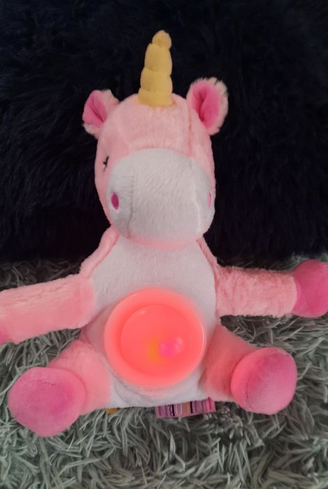 Maskotka grający jednorożec