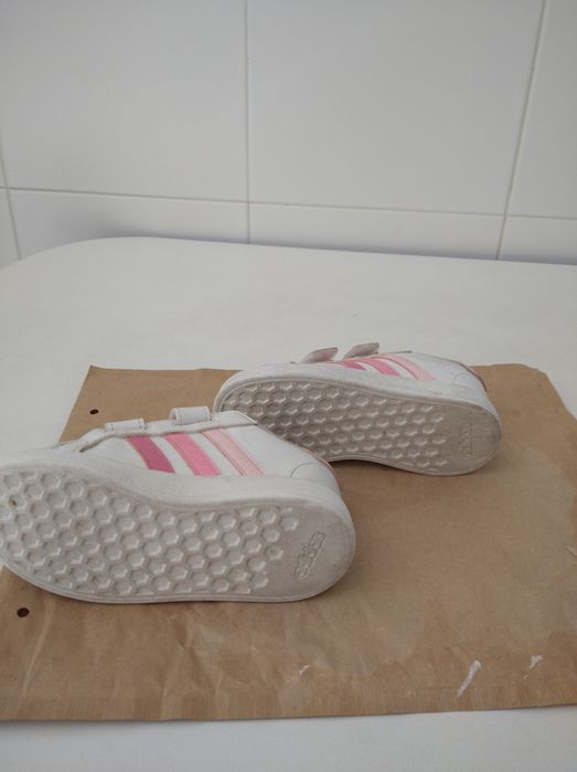 Sapatilhas Adidas tamanho 26