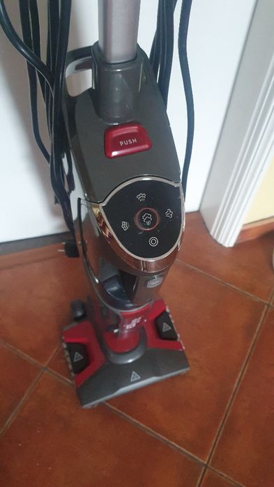 Aspirador aspira e lava