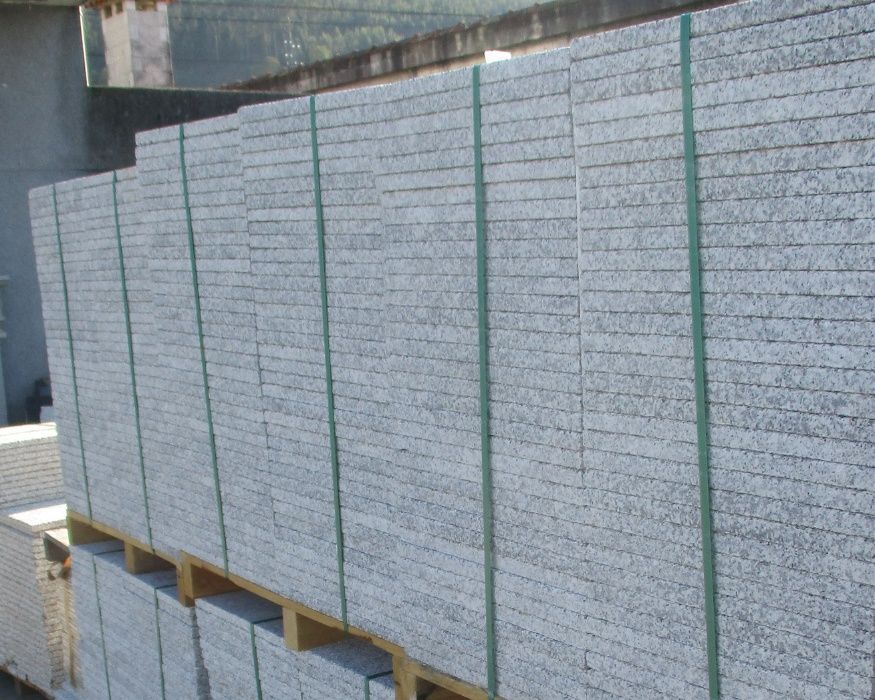 Mosaico em granito gris Minho flamejado de primeira qualidade