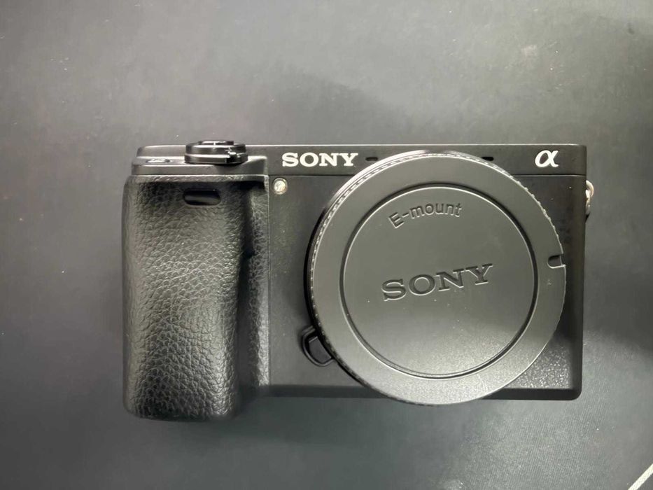 Sony a6300 APS-C 4K com 1067 disparos