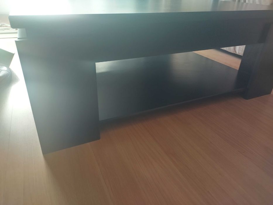 Mesa de centro moderna, cor escura, com design robusto e elegante. em bom estado, ideal para sala de estar. Recolha no local pelo comprador.