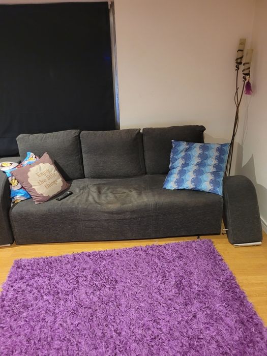 Vende-se sofá com chaise longue e um banco de apoio para os pés