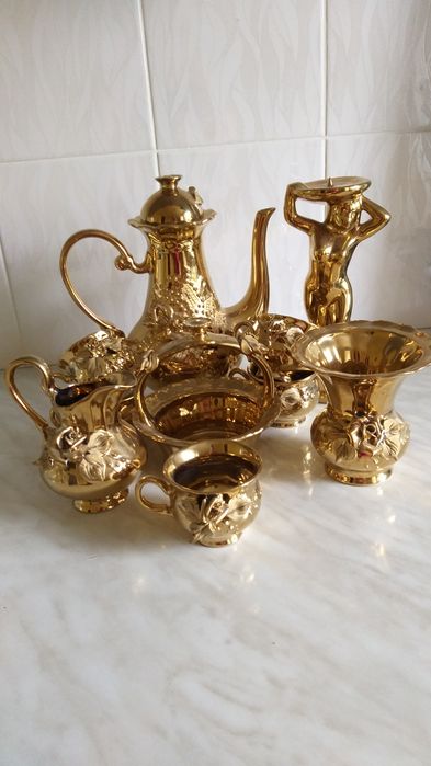 Сервиз кофейный с позолотой, состоит  из 10 предметов